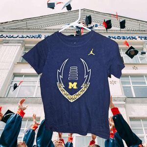 The Nike Tee Michigan Football Size L Athletic‎ Cut (N80)